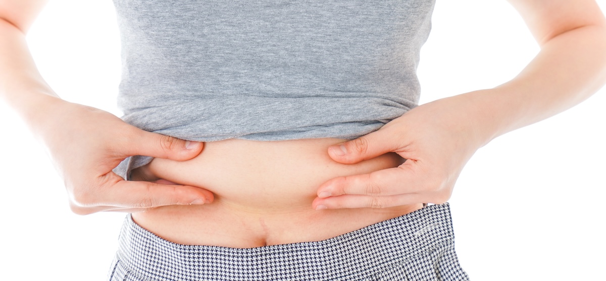 ダイエットをする若い女性